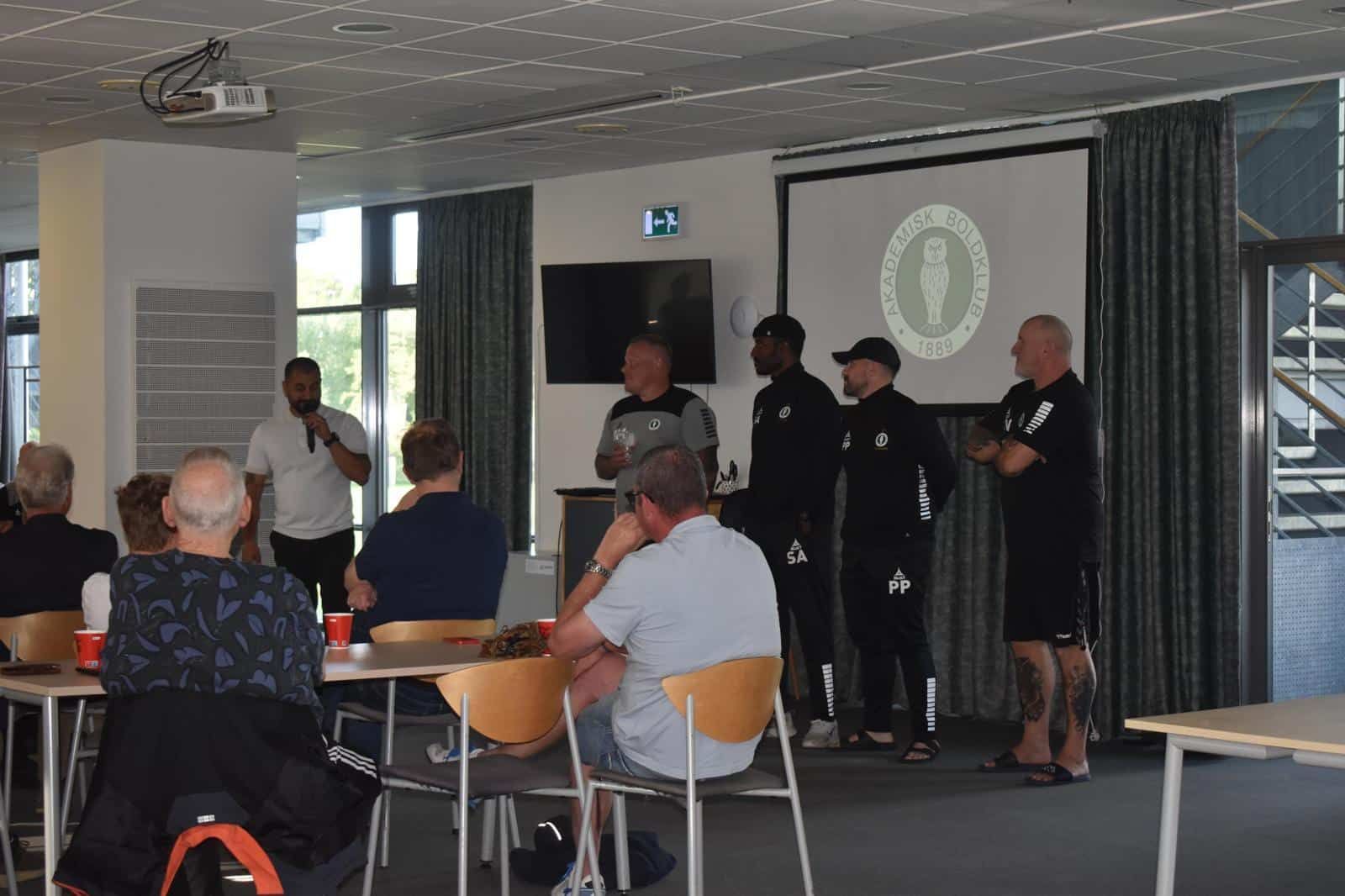 Cheftræner David Roufpanah møder fansene på Gladsaxe Stadion