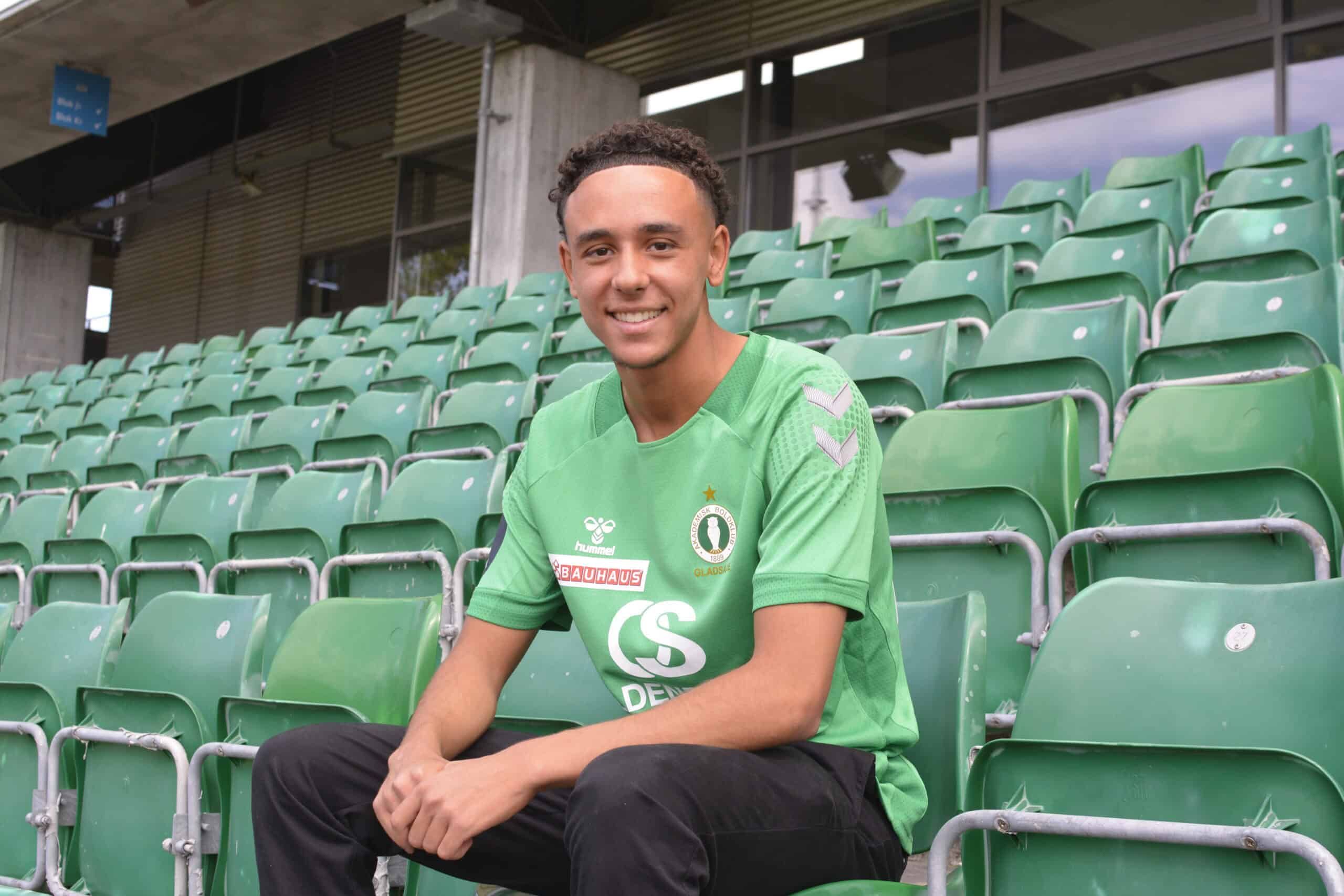 Ilias Namli skriver kontrakt med AB Gladsaxe 