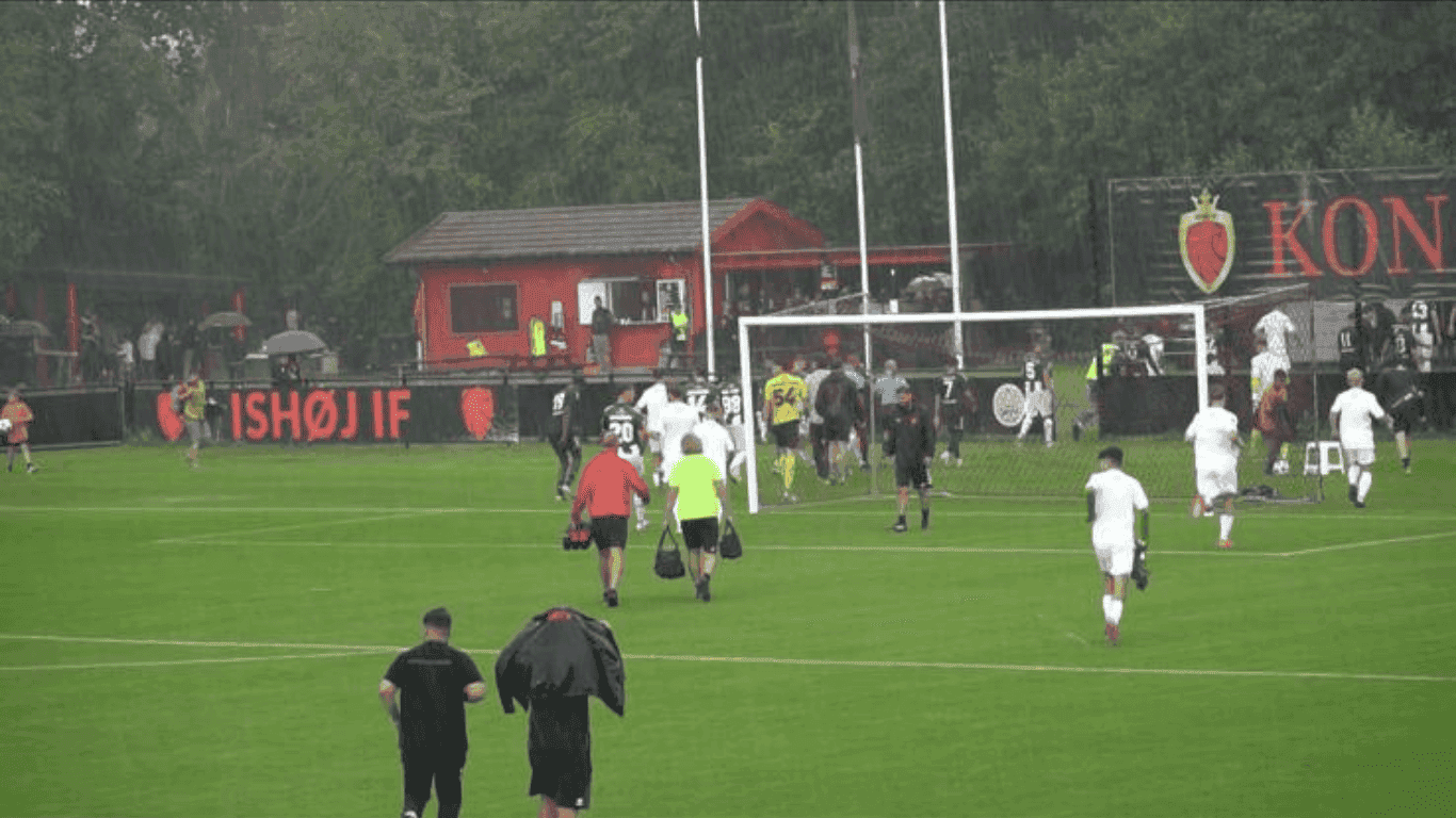 Rain, lightning and thunder interrupted the match against Ishøj IF